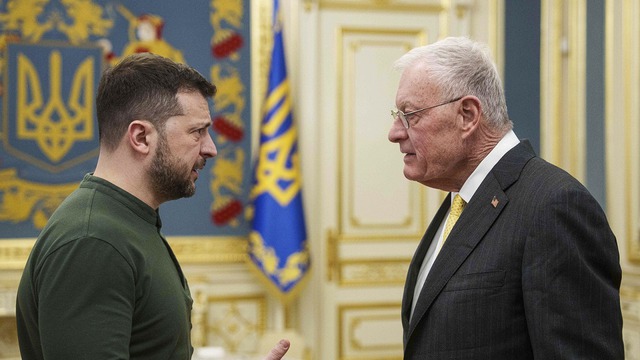 Đặc phái viên Mỹ Keith Kellogg và Tổng thống Ukraine Volodymyr Zelensky. Ảnh: AP