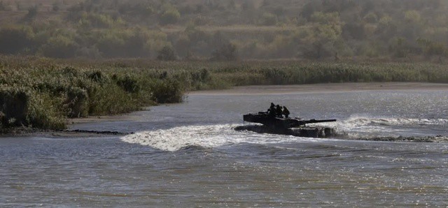 Một chiếc Leopard 2A4 của Ukraine vượt sông ở tỉnh Donetsk, năm 2024. (Nguồn: Bộ Quốc phòng Ukraine)