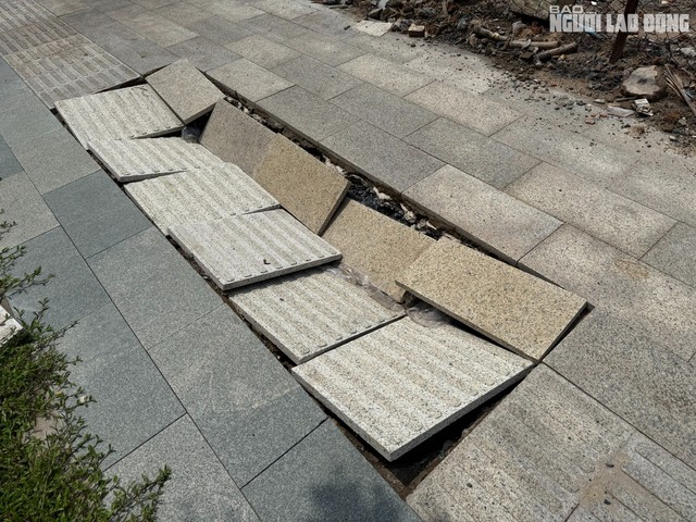 Một vị trí có đá vỉa hè sụt lún