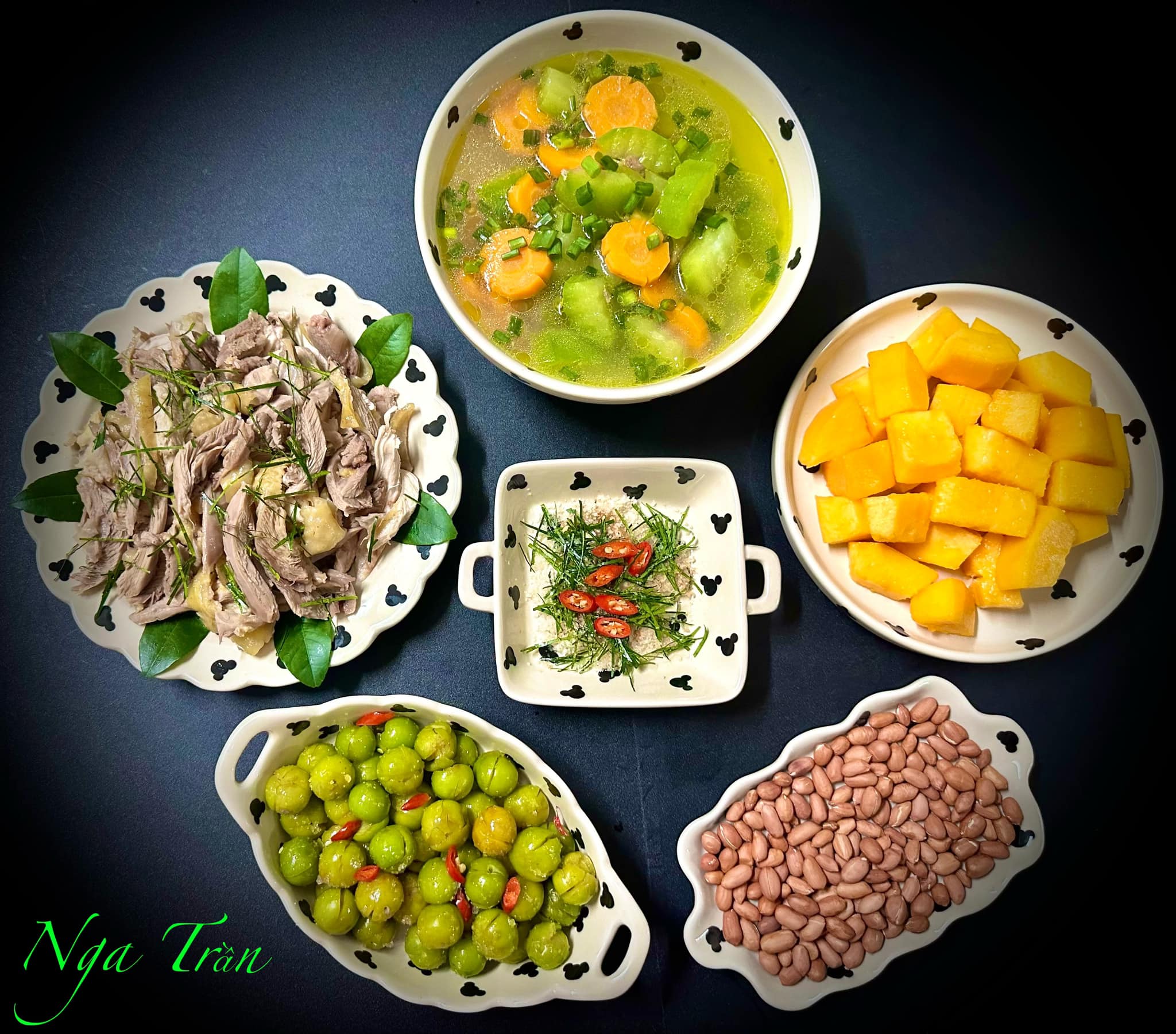 Gà luộc xé phay - Canh bí, cà rốt&nbsp;- Lạc rang - Mận đập lắc muối ớt - Đu đủ chín