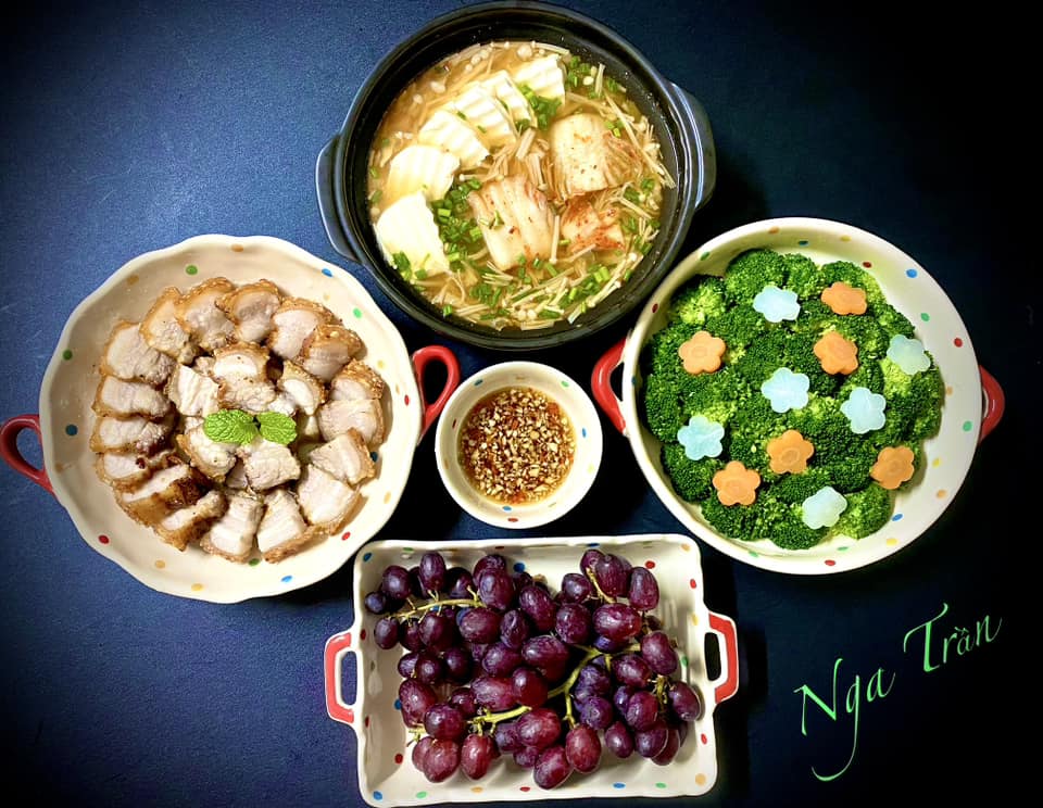 Thịt quay2 - Canh kim chi đậu phụ - Rau của quả luộc - Nho