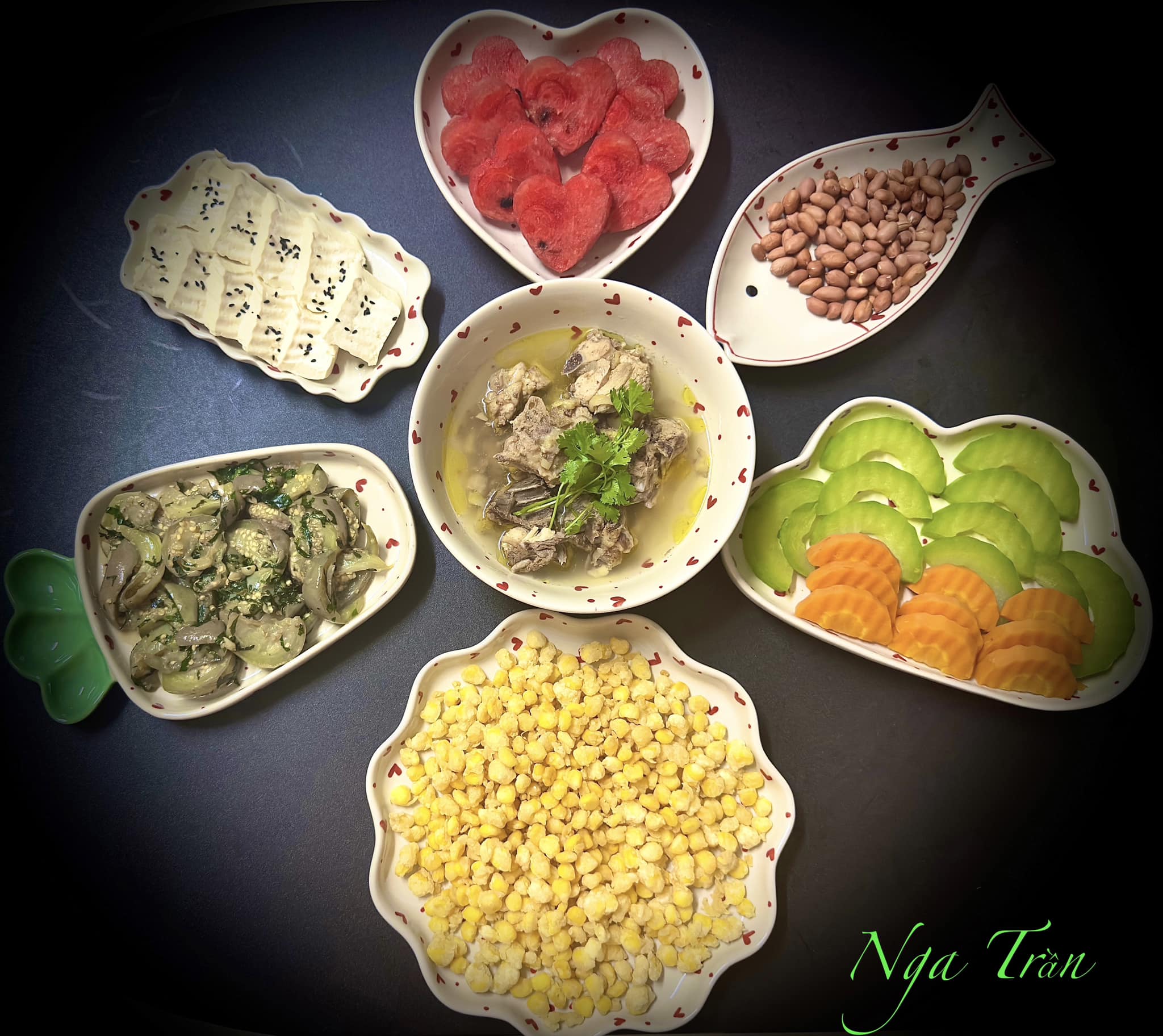 Thịt gà xáo - Cà xào - Lạc - Đậu phụ - Ngô chiên - Củ quả luộc - Dưa hấu