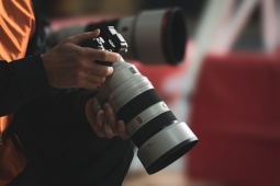 Ống kính máy ảnh đầu tiên trên thế giới zoom 150mm, khẩu độ không đổi