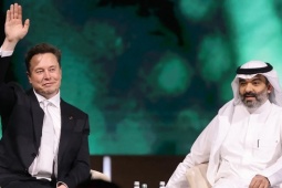 Elon Musk đang hưởng lợi lớn từ vai trò là  " người bạn đầu tiên "  của ông Trump