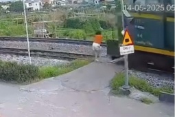 Clip cô gái bị tàu hỏa húc văng khi đi bộ qua đường ray