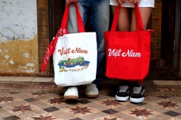 Khi thời trang trở thành “tuyên ngôn” yêu nước