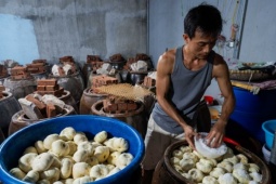 Nghề muối cà hơn 300 năm tuổi của ngôi làng Hà Nội