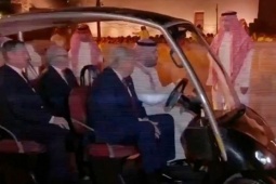 Thái tử Arab Saudi lái xe golf đưa ông Trump tới quốc yến