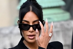 Kim Kardashian bật khóc khi làm chứng trước tòa về vụ cướp tại Paris