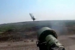 Lính Ukraine dùng tên lửa vác vai bắn hạ cường kích Su-25 của Nga