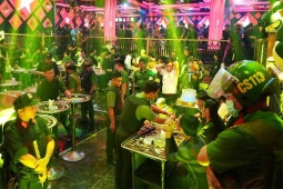 Cuộc đột kích quán bar Paris Night Club lúc nửa đêm  ' vén màn '  sự thật bên trong