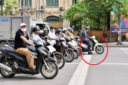 Xe máy dừng chờ đèn đỏ chạm vạch kẻ đường có thể bị xử phạt tới 6 triệu đồng!