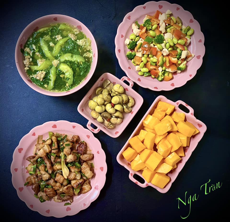 Canh cua - Thịt ba chỉ cháy cạnh - Ức gà xào thập cẩm - Cà muối - Đu đủ