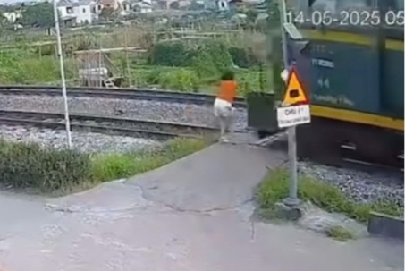 Clip cô gái bị tàu hỏa húc văng khi đi bộ qua đường ray