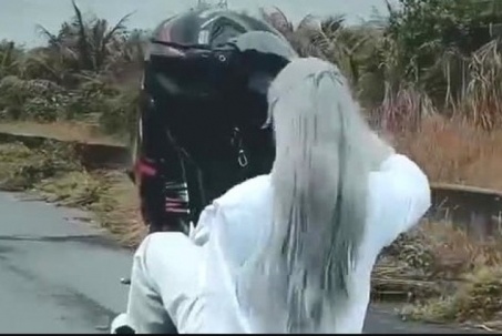 Công an thông tin về clip thanh niên hóa trang ‘thần điêu đại hiệp’ bốc đầu xe trên đường