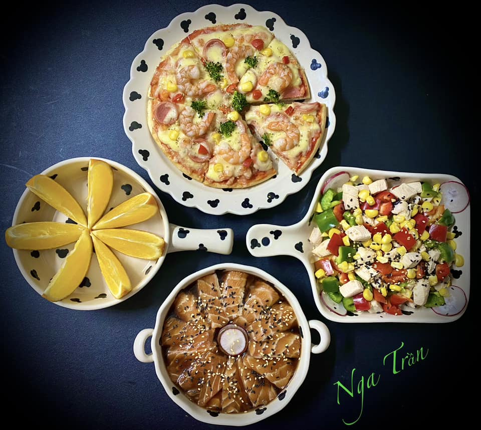 Pizza tôm xúc xích - Cá hồi ngâm tương - Salad ức gà