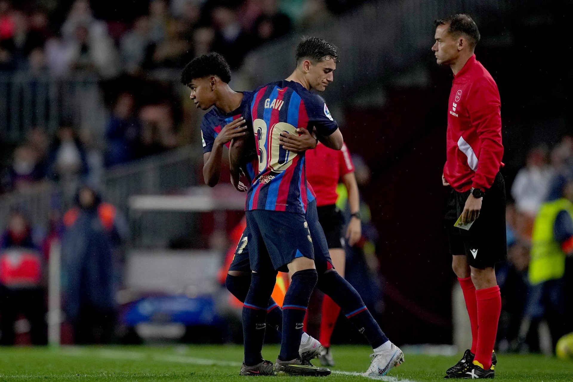 Yamal ra mắt đội một Barcelona khi mới 15 tuổi, 9 tháng và 16 ngày