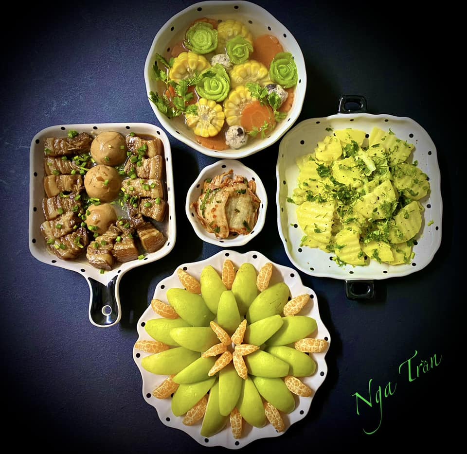 Thịt kho trứng - Khoai tây xào - Canh mọc củ quả - Táo, quýt