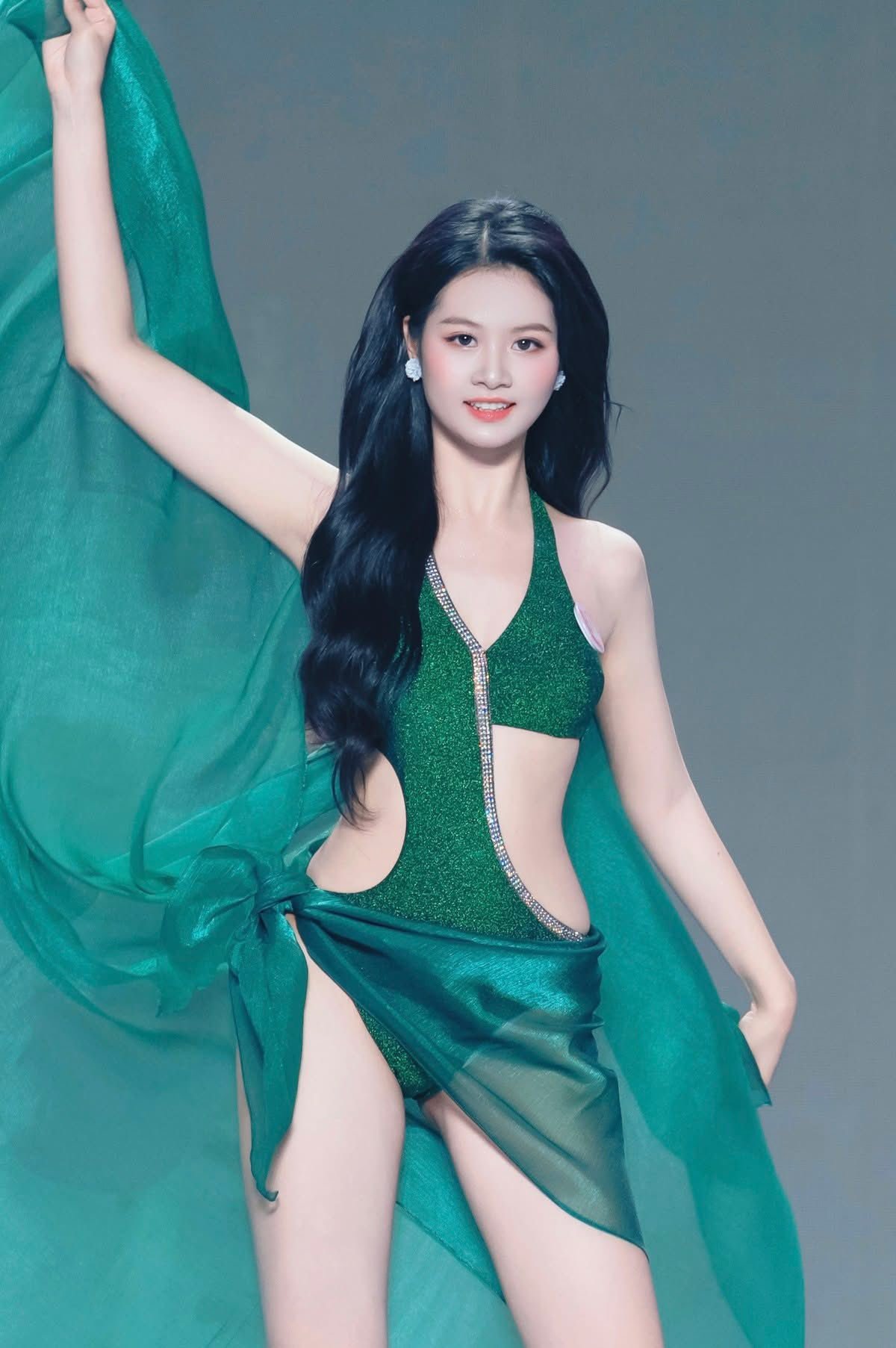 Cô gái được ví như búp bê vào chung kết Hoa hậu Việt Nam - 16