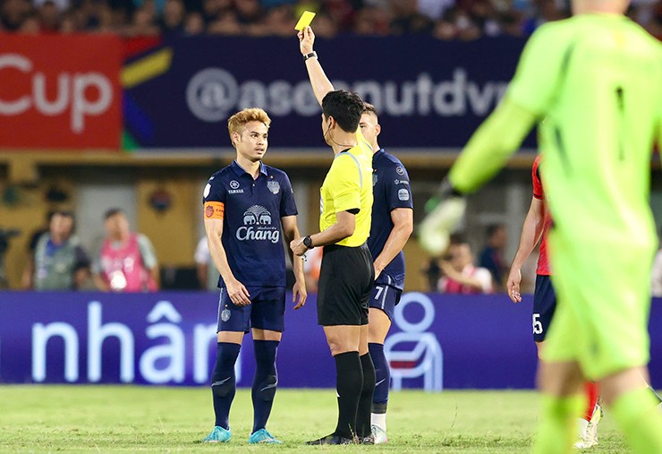 Căng thẳng trận Công an Hà Nội - Buriram, Quang Hải & Theerathon va chạm nảy lửa - 4