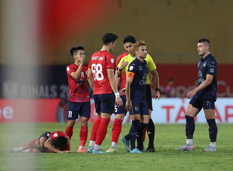Căng thẳng trận Công an Hà Nội - Buriram, Quang Hải & Theerathon va chạm nảy lửa - 2