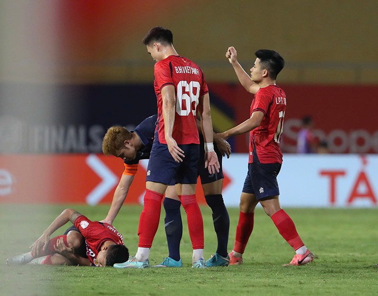 Căng thẳng trận Công an Hà Nội - Buriram, Quang Hải & Theerathon va chạm nảy lửa - 1