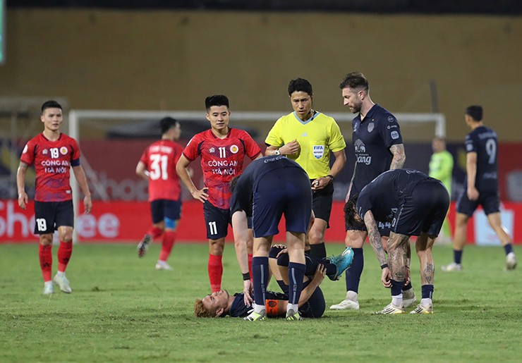 Căng thẳng trận Công an Hà Nội - Buriram, Quang Hải & Theerathon va chạm nảy lửa - 5