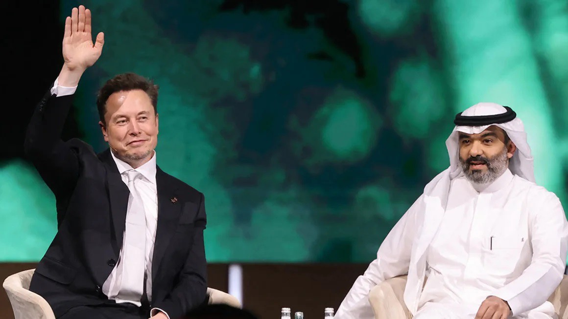  Elon Musk vẫy tay chào khi tham dự một hội nghị trong diễn đàn đầu tư Saudi-Hoa Kỳ tại Riyadh vào ngày 13 tháng 5 năm 2025. 