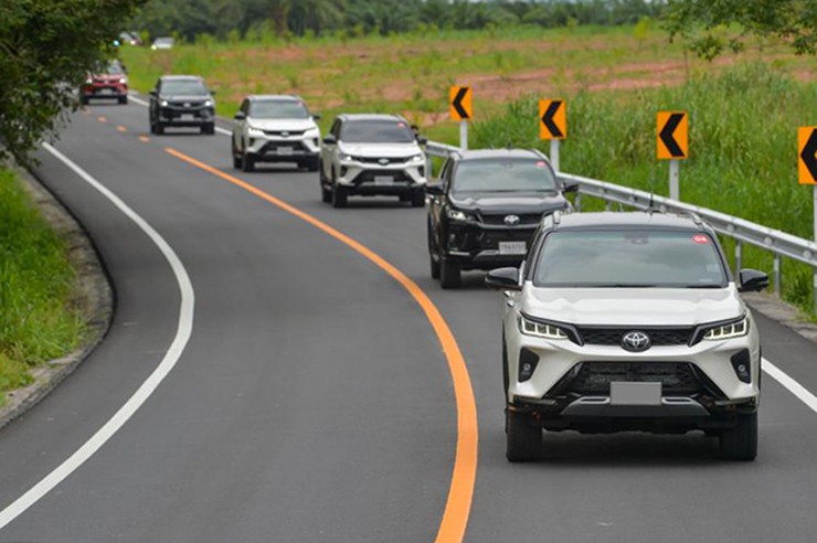 Giá xe Toyota Fortuner tháng 5/2025, SUV cỡ D từ 1,055 tỷ đồng - 13