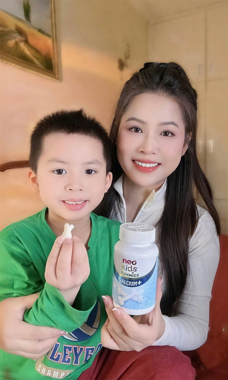 Khoảnh khắc đời thường nhưng đầy yêu thương của Mẹ Rofi bên con