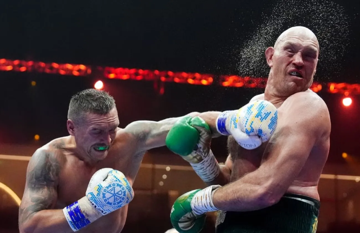 Fury (bên phải) coi chuyện tuyên bố giải nghệ như tấm "lá chắn" trước những chỉ trích