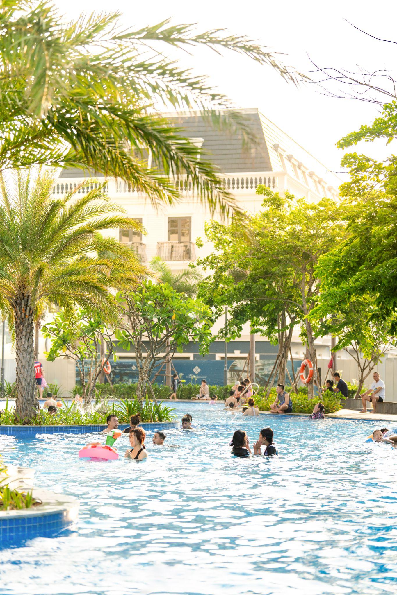 Hồ bơi phong cách resort là nơi thư giãn yêu thích của cư dân Charm City