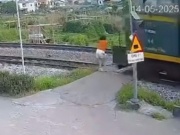 Clip cô gái bị tàu hỏa húc văng khi đi bộ qua đường ray