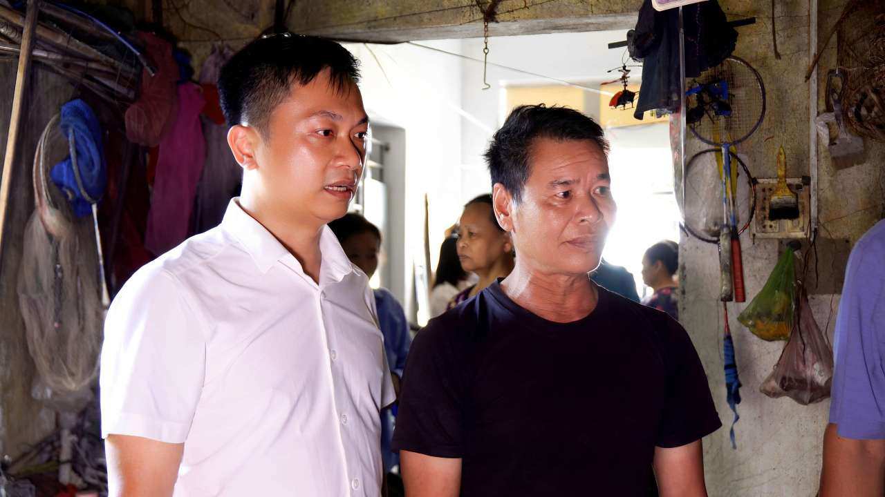 Ông Lê Minh Thọ thăm căn nhà cũ, dột nát trước khi tháo bỏ xây mới