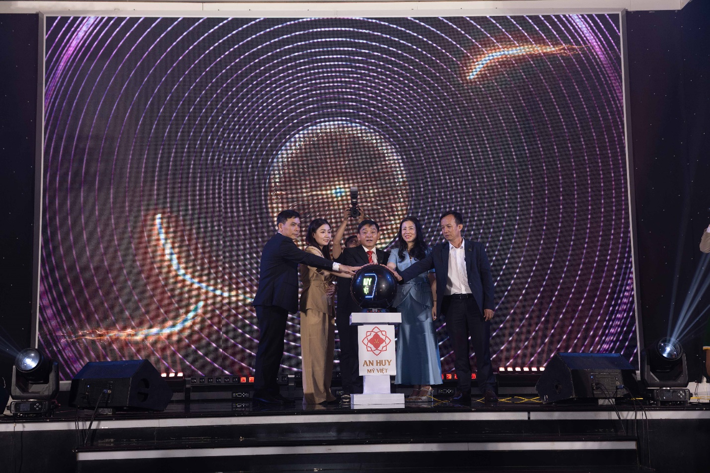 Đại diện phía chủ đầu tư chính thức bấm máy phát động nhận booking