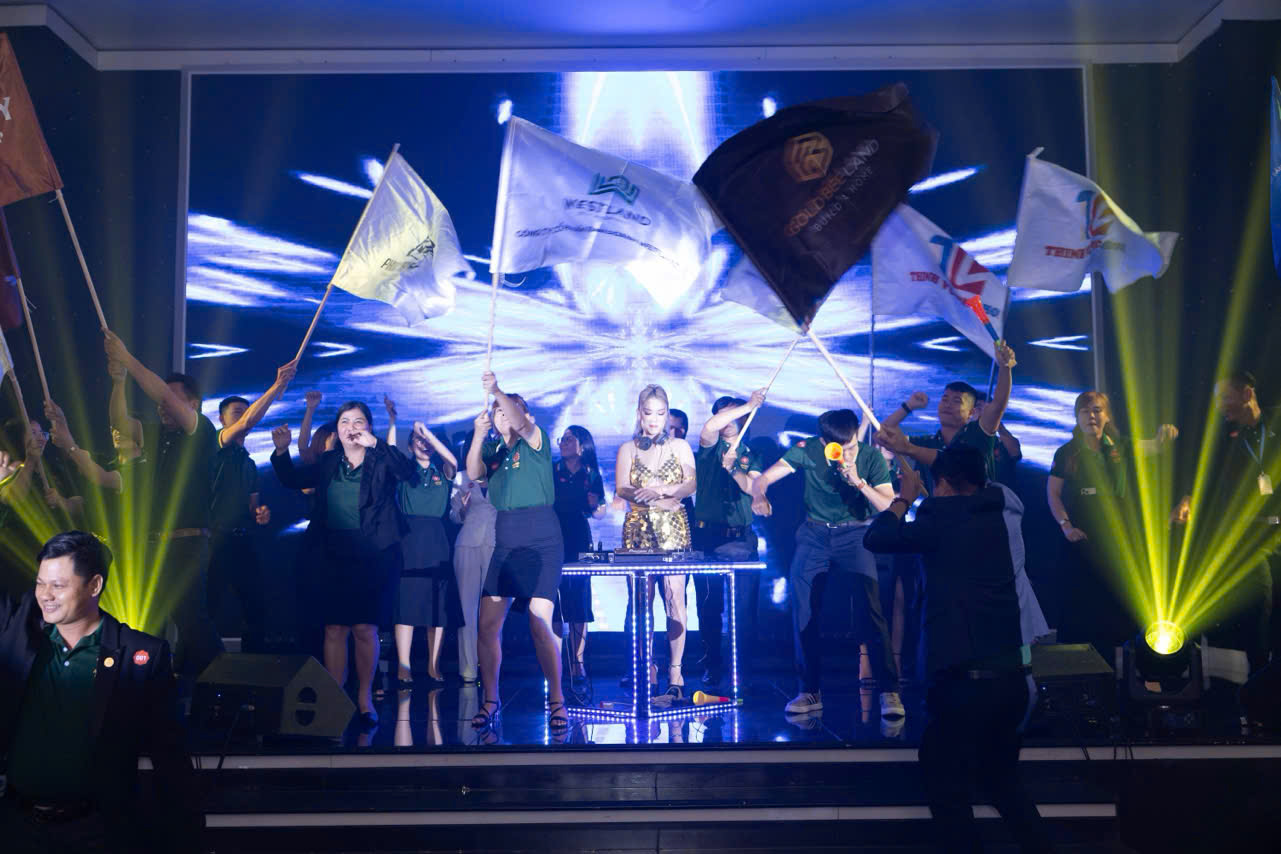 Các chiến binh cháy hết mình trên sân khấu