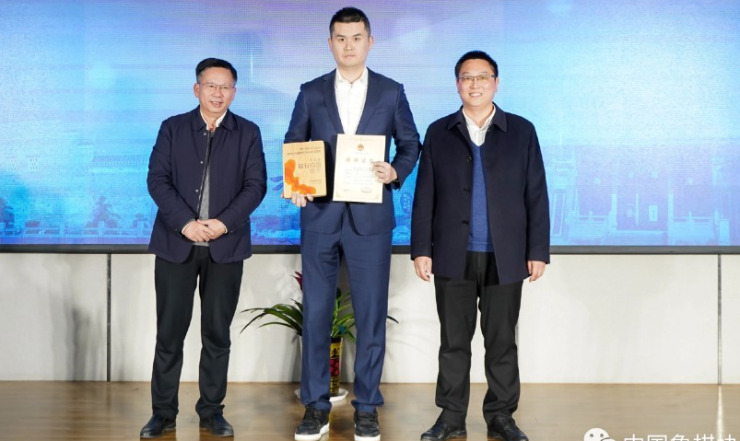 Ngôi sao nổi tiếng, Thiên Nhất (giữa) với việc lấy&nbsp;pháo đổi sĩ ở những nước khai cuộc đánh mất cả sự nghiệp cờ tướng