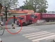 Clip: Cô gái dùng “lăng ba vi bộ” né xe hai tải đâm nhau ngay trước mặt