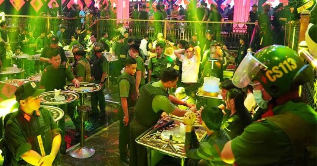 Cuộc đột kích quán bar Paris Night Club lúc nửa...