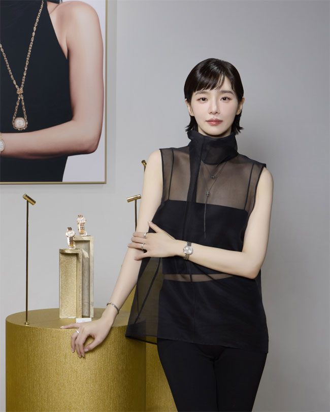 Nổi đình đám với 4 bộ phim bom tấn liên tiếp gây sốt xuyên suốt năm 2025, Park Gyu-young đã được truyền thông Hàn Quốc và thế giới ghi nhận tài năng và tên tuổi. Xuất hiện tại sự kiện ra mắt BST Sixtie, nữ diễn viên chọn gu thời trang tối giản, thanh lịch