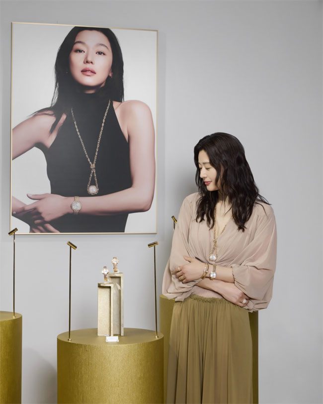 Sự kiện này quy tụ sự góp mặt của nữ diễn viên Jun Ji-hyun - người vừa trở thành Đại sứ Piaget ngày 17/4 vừa qua. Jun Ji-hyun đã có chuỗi hoạt động quảng bá BST đồng hồ Sixtie tại Watches and Wonders 2025 - sự kiện đỉnh cao của ngành đồng hồ thế giới, tổ chức thường niên tại Geneva, Thụy Sĩ. Dựa trên sự giao thoa giữa chuyên môn chế tác đồng hồ đặc biệt và tay nghề kim hoàn, chiếc Sixtie có dạng hình thang độc đáo, diễn giải lại phong cách táo bạo quyến rũ cuối thập niên 1960 với đường nét hiện đại. Nữ diễn viên Jun Ji-hyun tự hào đeo chiếc đồng hồ Sixtie hình thang đặc trưng và chiếc đồng hồ mặt dây chuyền Swinging Sautoir, ghi hình bởi nhiếp ảnh gia Ben Hassett lừng danh trong bộ ảnh quảng bá chiến dịch mới.