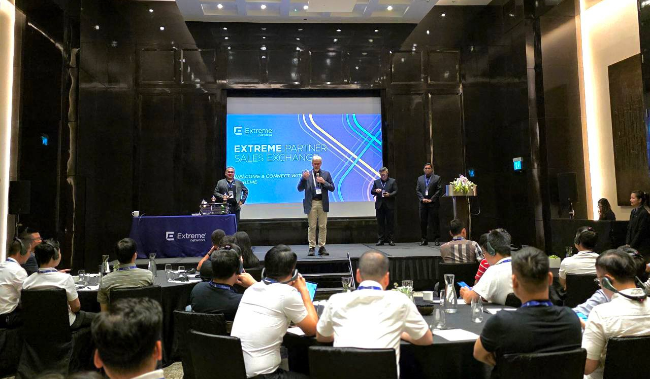 Chuyên gia cấp cao Extreme Networks phát biểu tại sự kiện