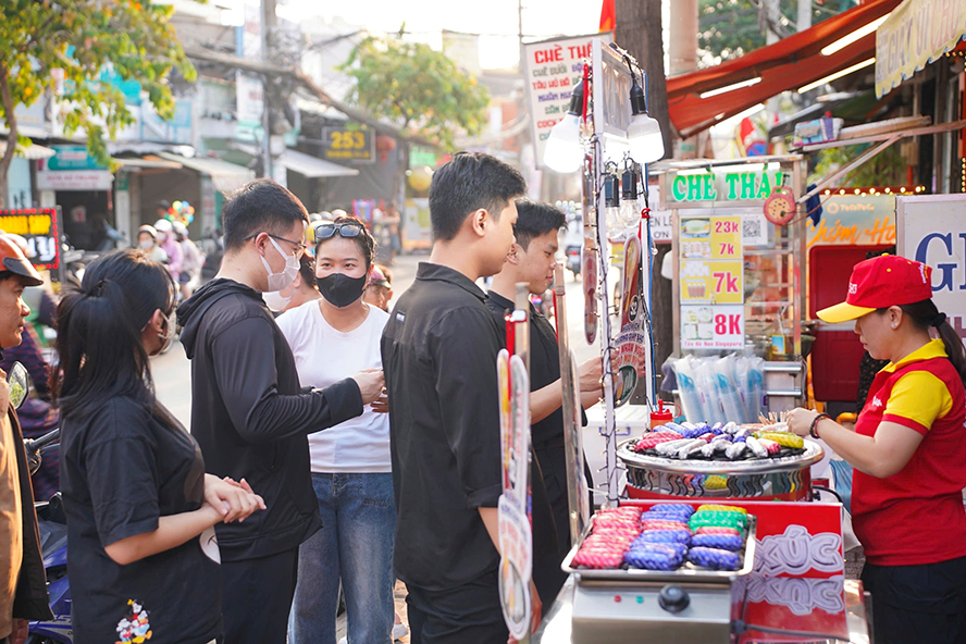 Người tiêu dùng mua sản phẩm Xúc xích giấy bạc lõi nhân xốt thương hiệu S2 ở hàng quán, Quận 6-TP.HCM. Ảnh: VIF cung cấp