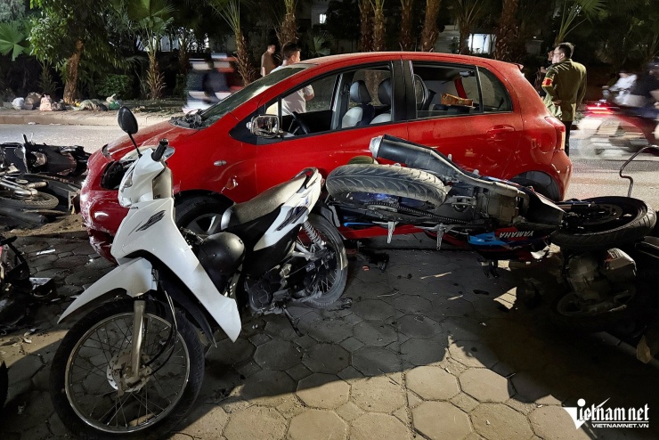 Hiện trường vụ tai nạn giao thông liên hoàn trên đường Kim Giang. Ảnh: Đình Hiếu