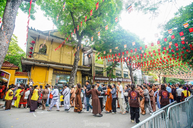 Người dân xếp hàng cả cây số để vào chùa Quán Sứ - 6