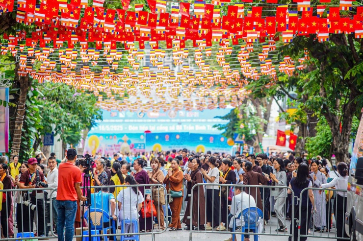 Người dân xếp hàng cả cây số để vào chùa Quán Sứ - 10