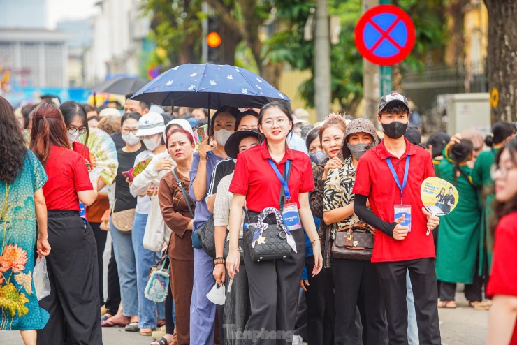 Người dân xếp hàng cả cây số để vào chùa Quán Sứ - 16