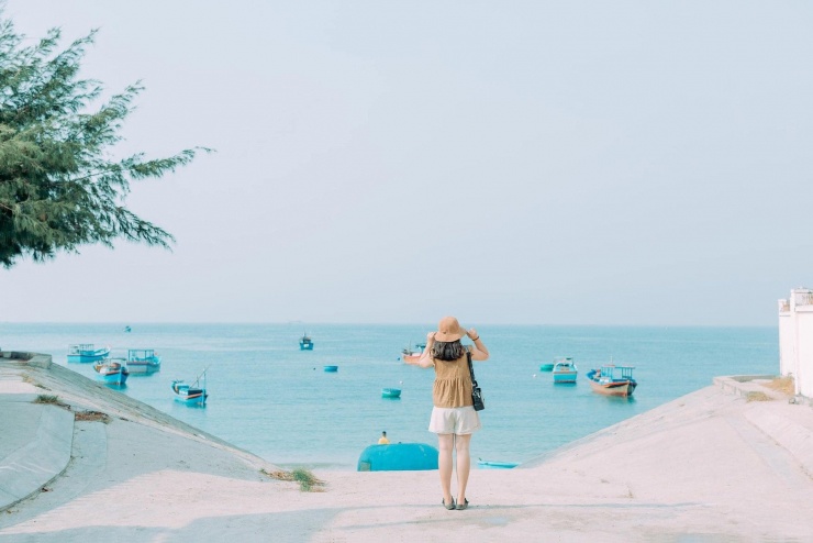 Làng chài Ninh Vân bình yên. Ảnh: Ngọc Lệ