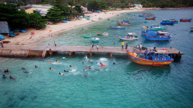 Bãi biển ở làng chài trong xanh. Ảnh: Thiều Sang