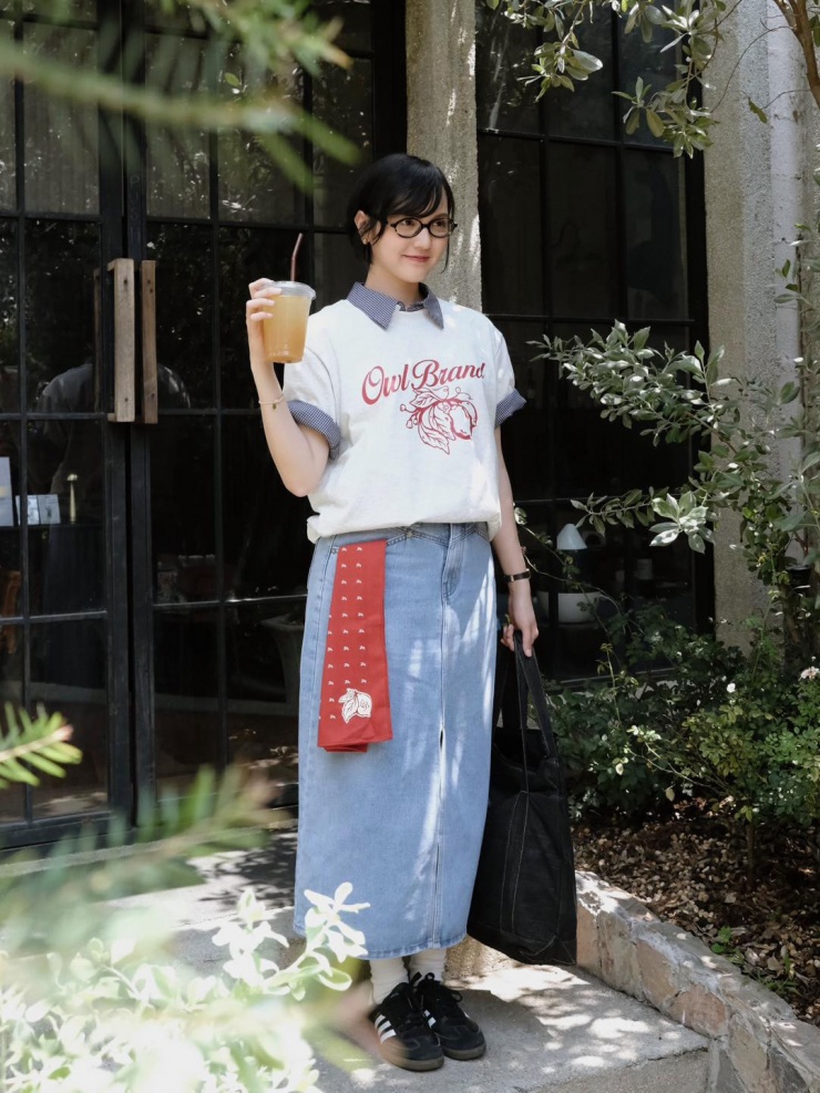 Một lần xuống phố mới đây, Hải Tú mặc áo ngắn tay layer, chân váy denim dáng dài kết hợp túi tote bản lớn, giày sneakers và nhấn nhá chiếc khăn cài ở túi quần. Nhiều ý kiến cho rằng khả năng mix - match của cô chưa tốt, tạo nên tổng thể kém hấp dẫn.